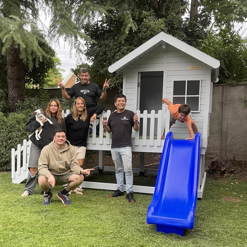 casita Lulu sobre pilotes con tobogan azul